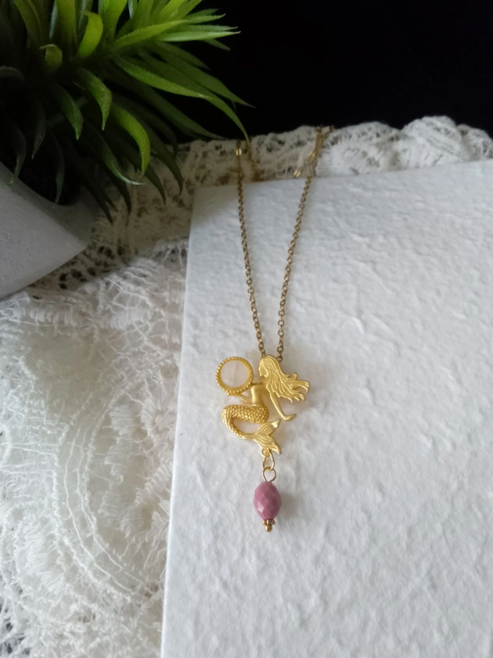 Collier sirène dorée et pierres naturelles 